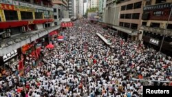 香港市民星期天舉行空前規模的遊行，抗議港府修訂逃犯條例。