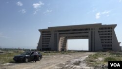 為了因應“一帶一路”發展規劃的需要， 中國和哈薩克斯坦正在興建霍爾果斯新國門和海關通道。 (美國之音葉兵拍攝)