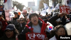 朴槿惠的支持者們在首爾的一個憲法法庭附近參加一個反對彈劾她的集會 （2016年12月17日）