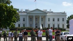 2014年8月28日抗議移民改革的抗議者在白宮外被逮捕