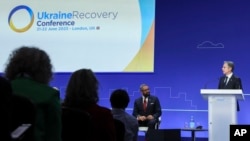 美国国务卿布林肯在英国和乌克兰正在共同主办的乌克兰重建会议上讲话。（2023年6月21日）