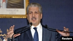 阿爾及利亞總理塞拉勒星期一在阿爾及爾舉行記者會