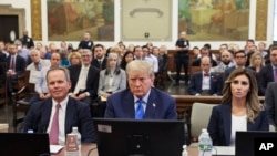 前总统唐纳德·特朗普2023年10月2日在纽约州最高法院出庭。