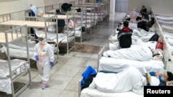 Медработники оказывают помощь инфицированным коронавирусом в Ухане