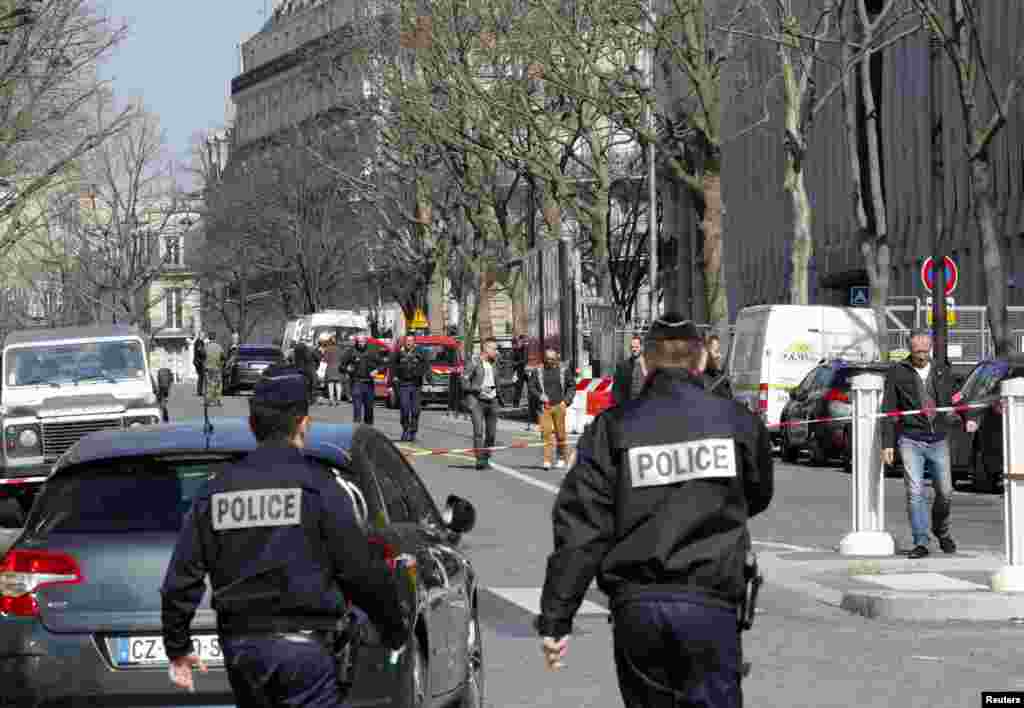 2017年3月16日，国际货币基金组织的法国办公室发生邮件爆炸事件后，警察在外面把守。有人把爆炸物放在一个信件包裹内，炸伤一人。警方疏散了很多工作人员。国际货币基金组织总裁拉加德(Christine Lagarde)谴责这起炸弹袭击为&ldquo;懦夫的行为&rdquo;。她还表示，国际货币基金组织正在同法国当局紧密合作展开调查。