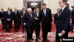 中國國家主席習近平與美國前國務卿基辛格步入北京人大會堂出席2019創新經濟論壇。 （2019年11月22日）