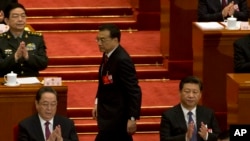 在人大会议开幕式上，中国总理李克强在中国主席习近平身边走过，上台做工作报告(2016年3月5日 )