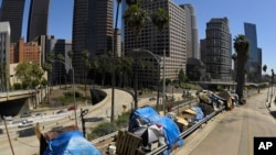 资料照片：穿越洛杉矶市中心的州际公路（2020年5月21日）