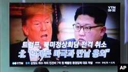 南韓首爾地鐵站電視大屏幕上正在播放有關美國與北韓首腦峰會的最新消息(2018年5月25日) 