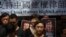 香港民眾手舉當時被中國政府監禁的維權律師的畫像表達對中國人權律師的支持。（2017年7月9日）