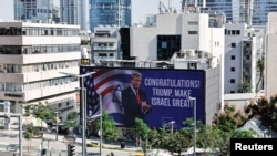 共和黨總統候選人特朗普自行宣佈勝選，以色列特拉維夫街頭出現恭賀的大型看板，並期許特朗普也能讓以色列偉大。 (路透：2024年11月6日)