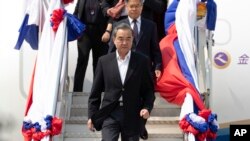 中國外交部長王毅抵達老撾參加有關新冠病毒問題的東盟-中國特別外長會議（美聯社2020年2月19日）