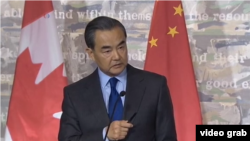 中國外長王毅在加拿大舉行的一場記者會上不滿記者提出中國人權問題。