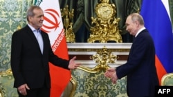俄羅斯總統普京在莫斯科克里姆林宮會會見到訪的伊朗總統佩澤什基安(Masoud Pezeshkian)。 (2025年1月17日)