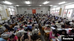 安徽合肥一所中學的學生在準備參加高考（資料照片）