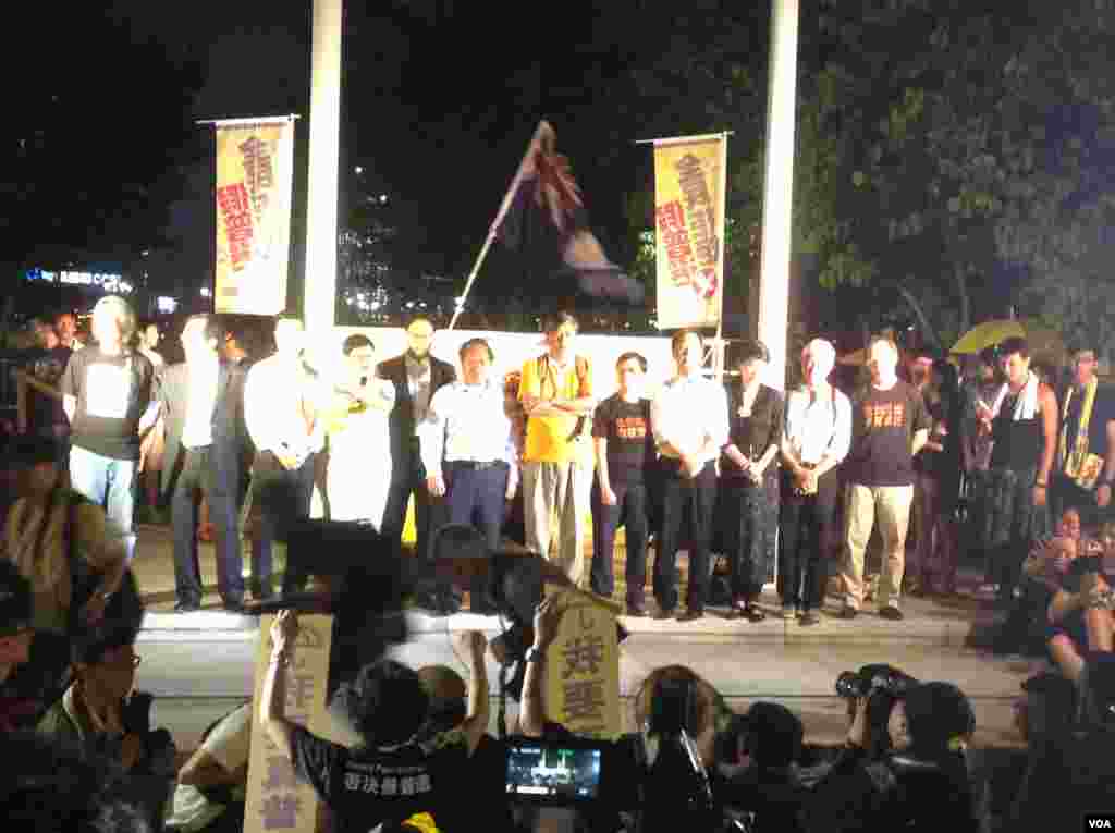 香港立法会辩论政改方案在星期三踏入最后阶段，大批支持和反对的示威人士在议会外的示威区分别举行集会。 (美国之音海彦拍摄)