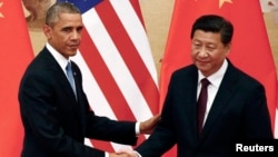 美国总统奥巴马和中国主席习近平在北京的记者会上握手(2014年11月12日)