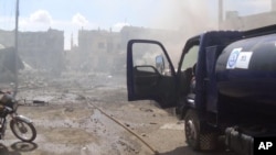 志願搜救組織“敘利亞民防隊”（又稱“白盔隊”）推特帳號發布的圖片顯示據稱是俄羅斯空襲敘利亞城市塔爾比塞赫後的現場。 