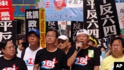 支聯會主席李卓人(左三)、副主席蔡耀昌(左二)