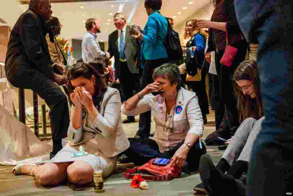 民主党在马里兰州银泉镇的观票聚会上，希拉里的支持者士气低落，有人哭泣。（美国之音晓歌拍摄）