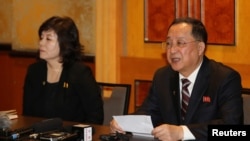 北韓外相李勇浩（右）