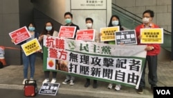香港立法會議員黃碧雲3月10日下午到警察總部抗議，要求警方約束前線警員侵犯新聞自由行為。（美國之音王四維拍攝）