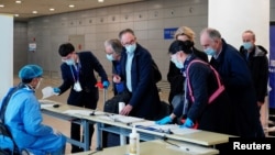 世衛組織新冠病毒源頭調查組成員抵達上海浦東機場。（2021年2月10日）