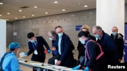 世衛組織新冠病毒源頭調查組成員抵達上海浦東機場。（2021年2月10日）