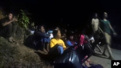 印度尼西亞龍目島的居民在地震後疏散到較高的地方等待。 （2018年8月5日）