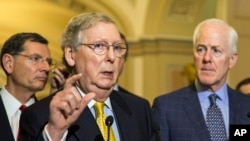 參議院多數黨、即共和黨領袖麥康奈爾.(中)