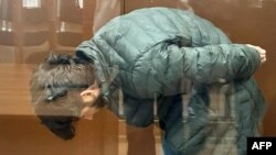 在莫斯科市法院新聞處2024年3月29日的這張照片中，涉嫌參與造成至少143人死亡的番紅花市政廳襲擊事件的盧特富洛伊·納茲裡馬德（Lutfulloi Nazrimad ）站 在被告籠內，等待莫斯科巴斯曼尼地方法院的聽證會。 （法新社照片）