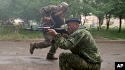 一名親俄羅斯分離份子向烏克蘭軍隊開火