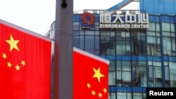 中國恆大集團在上海中心旁的中國國旗（2021年9月24日）