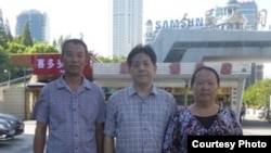 陳建芳與馮正虎（中）、陳光福在上海。 （維權網圖片）