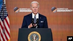 拜登總統在白宮南院禮堂發表視頻民主峰會的閉幕詞。 (2021年12月10日)