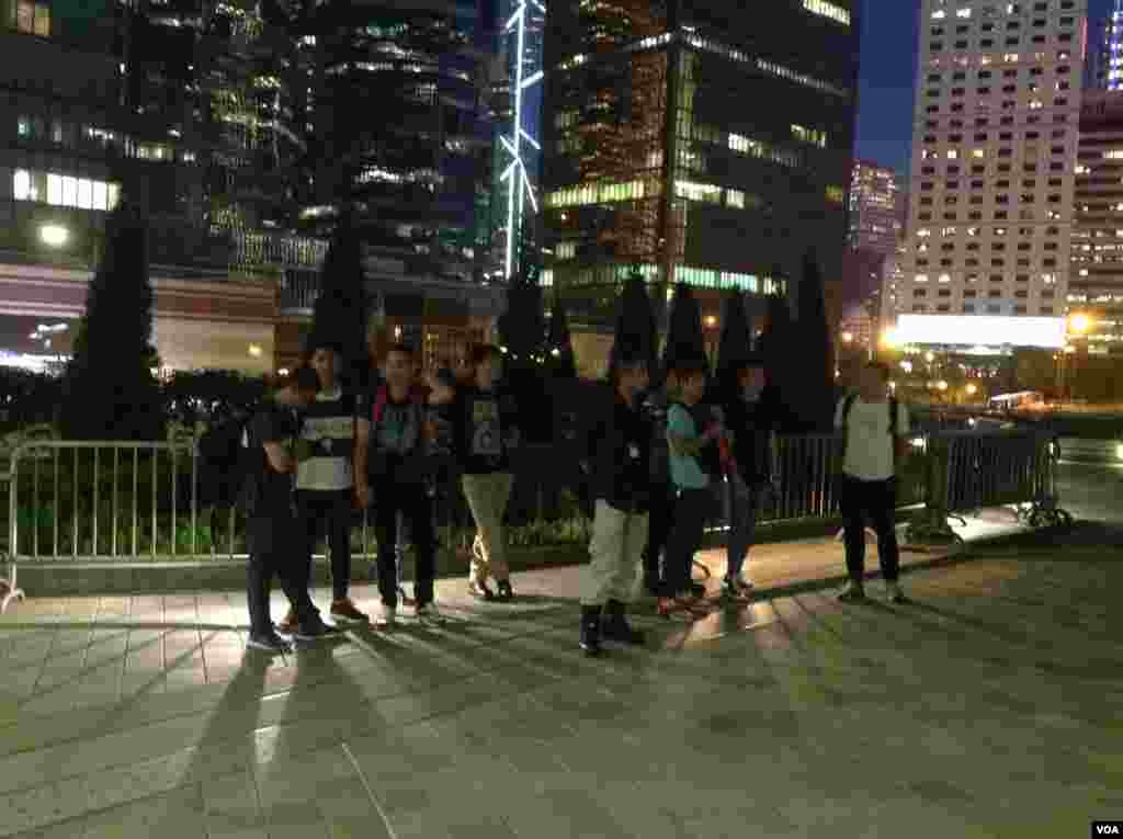 警方在去往添馬公園路上嚴陣以待(美國之音海彥拍攝)