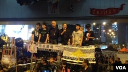 羅冠聰(左二)在雨傘運動滿月紀念大會上（美國之音海彥拍攝）