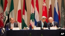 美國國務卿克里(中)9月20日在紐約聯合國與俄羅斯外長拉夫羅夫(左)及敘利亞特使(右)。