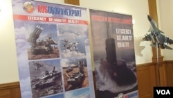 俄羅斯國防出口公司和蘇式戰鬥機模型。（美國之音白樺拍攝）