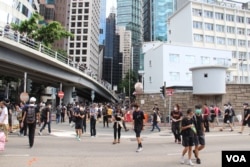 香港警察总部四周2019年6月21日到处都是抗议者 （美国之音记者申华拍摄）