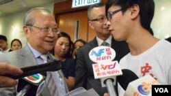 中大學生會會長王澄烽(右)質詢校董會成員梁乃鵬，對堅守院校自主及學術自由的看法。(美國之音湯惠芸)