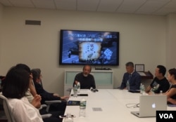 “公民力量”组织纪念六四28周年暨成都“酒案”座谈会，旅美学者王康在会上发言（2017年6月3日，美国之音拍摄）