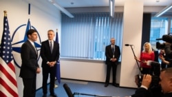 美國國防部長埃斯珀與北約秘書長斯托爾滕貝格2020年2月12日在布魯塞爾共同見記者（美國國防部照片）