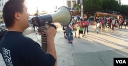 带队游行 (美国之音国符拍摄)