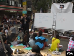 大學教授給抗議學生上課