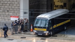 香港首位被控違反國安法的唐英傑乘坐監獄車輛離開高等法院（法新社2021年6月23日）