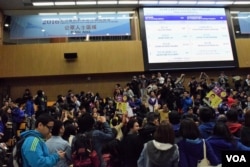 多位候選人的支持者在新東補選新聞中心的公眾席聚集看開票結果。（美國之音湯惠芸攝）