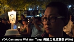 參加者高舉六四燭光 （攝影：美國之音湯惠芸）