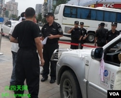 成都警方询问反日示威者(六四天网)