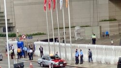 舉行主權移交24周年酒會的會議展覽中心舊翼大門外有大型水馬圍封，入場人士要登記身分證等個人資料。（美國之音湯惠芸)